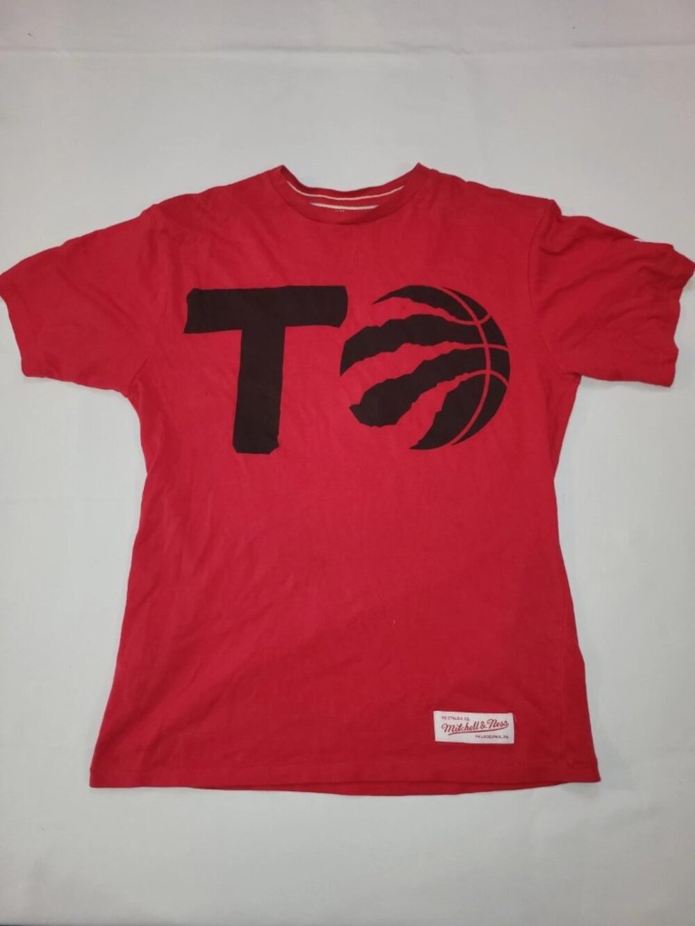 Toronto Raptors TO Logo T-Shirt Men's Small Tailored Fit Mitchell & Ness Red NBA